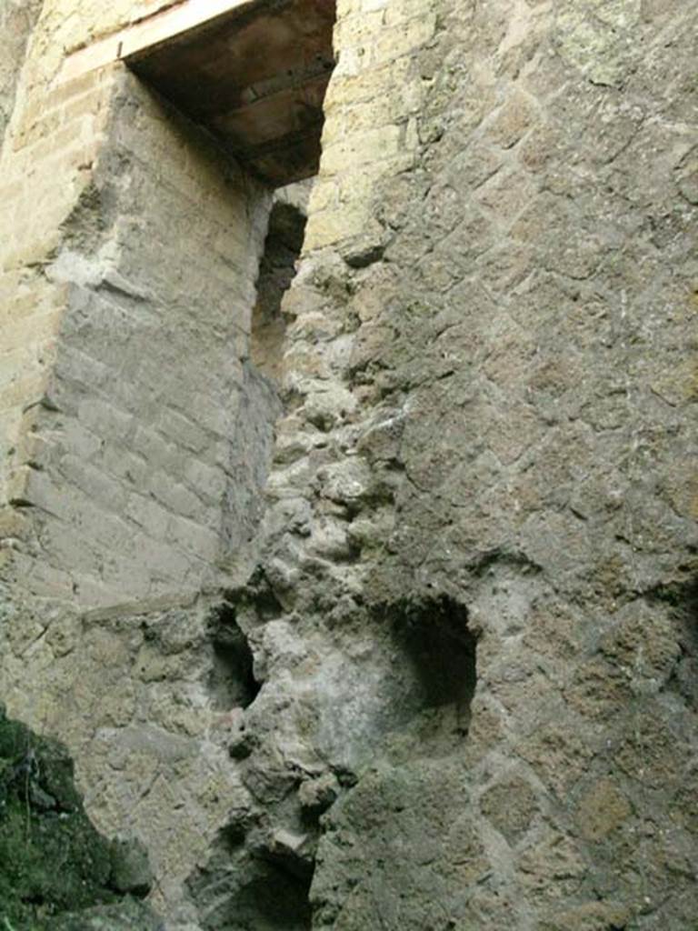 Ins Or II, 7/8, Herculaneum. December 2004. Upper north-west corner, with doorway leading to Ins.Or. II.8.
Photo courtesy of Nicolas Monteix.